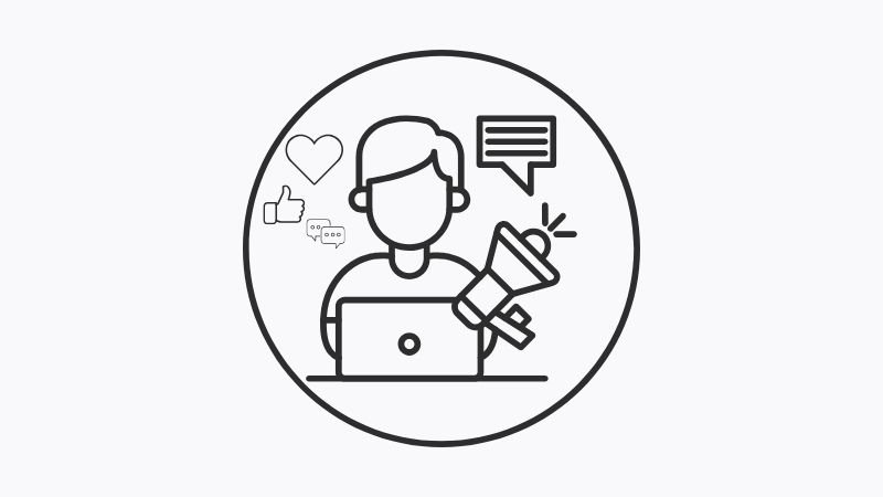 Persona utilizando un megáfono para comunicar estrategias de influencers, generando interacción con likes y comentarios.