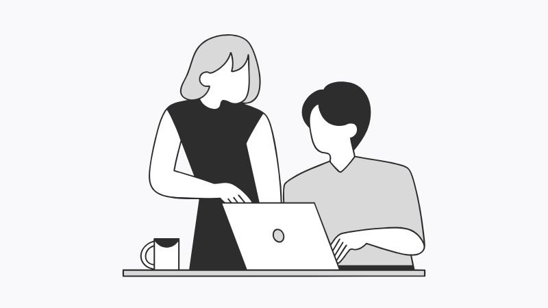Ilustración de dos personas, un hombre y una mujer, colaborando frente a una laptop en una consultoría de estrategia digital.
