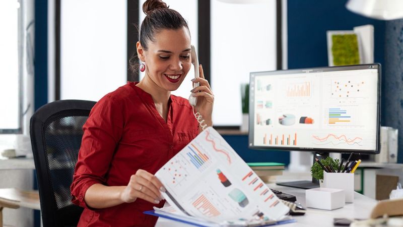 Profesional realizando una auditoría de presencia de marca en ChatGPT y Gemini para evaluar la exactitud, autoridad y riesgo reputacional de su empresa.