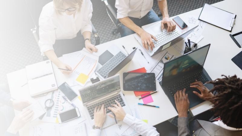 Equipo de marketing realizando una auditoría de visibilidad generativa para analizar cómo ChatGPT y Gemini describen su marca.