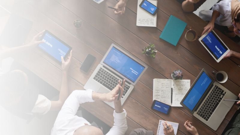 Equipo directivo analizando un framework de GEO (Generative Engine Optimization) para mejorar la citabilidad y autoridad de su marca en respuestas de IA.