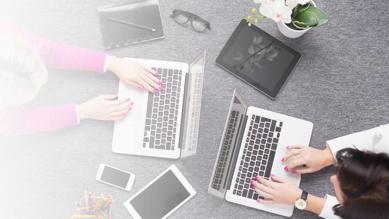 Equipo de marketing comparando estrategias de Google SEO y visibilidad en ChatGPT para capturar la intención de compra del cliente en 2026.