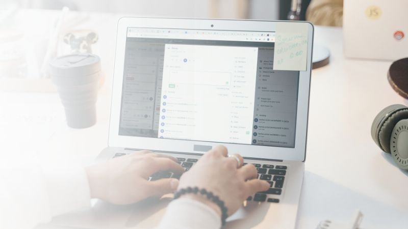 Profesional aplicando la metodología AIO para lograr que ChatGPT y Gemini citen su marca con autoridad y evidencia verificable.