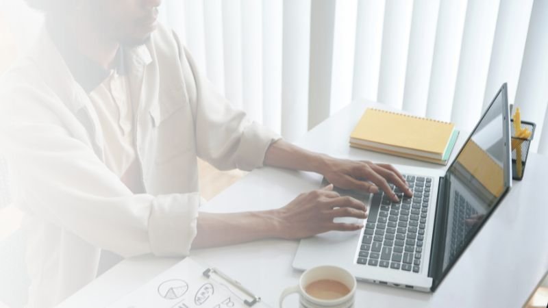 Profesional realizando una auditoría de presencia de marca en ChatGPT y Gemini para evaluar la exactitud, autoridad y riesgo reputacional de su empresa.