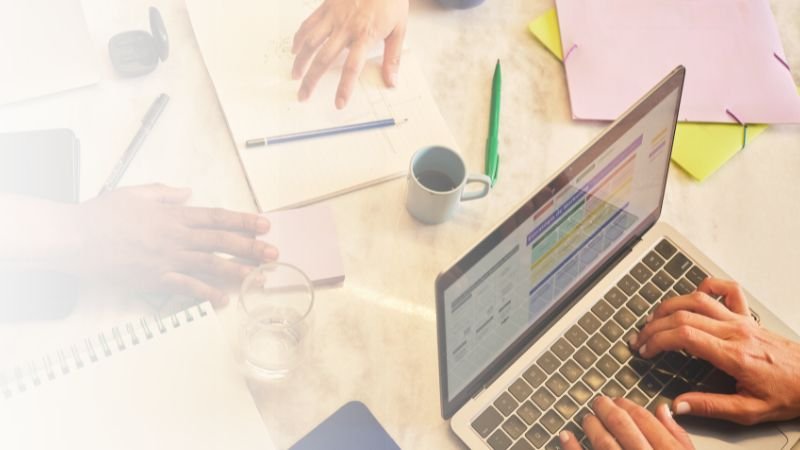 Equipo de trabajo implementando una estrategia de Smarketing para alinear campañas de marketing con el pipeline de ventas reales en B2B.