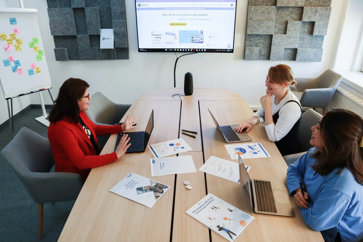 Metodología Spark: reunión de marketing para revisar gráficas y coordinar la adquisición comercial