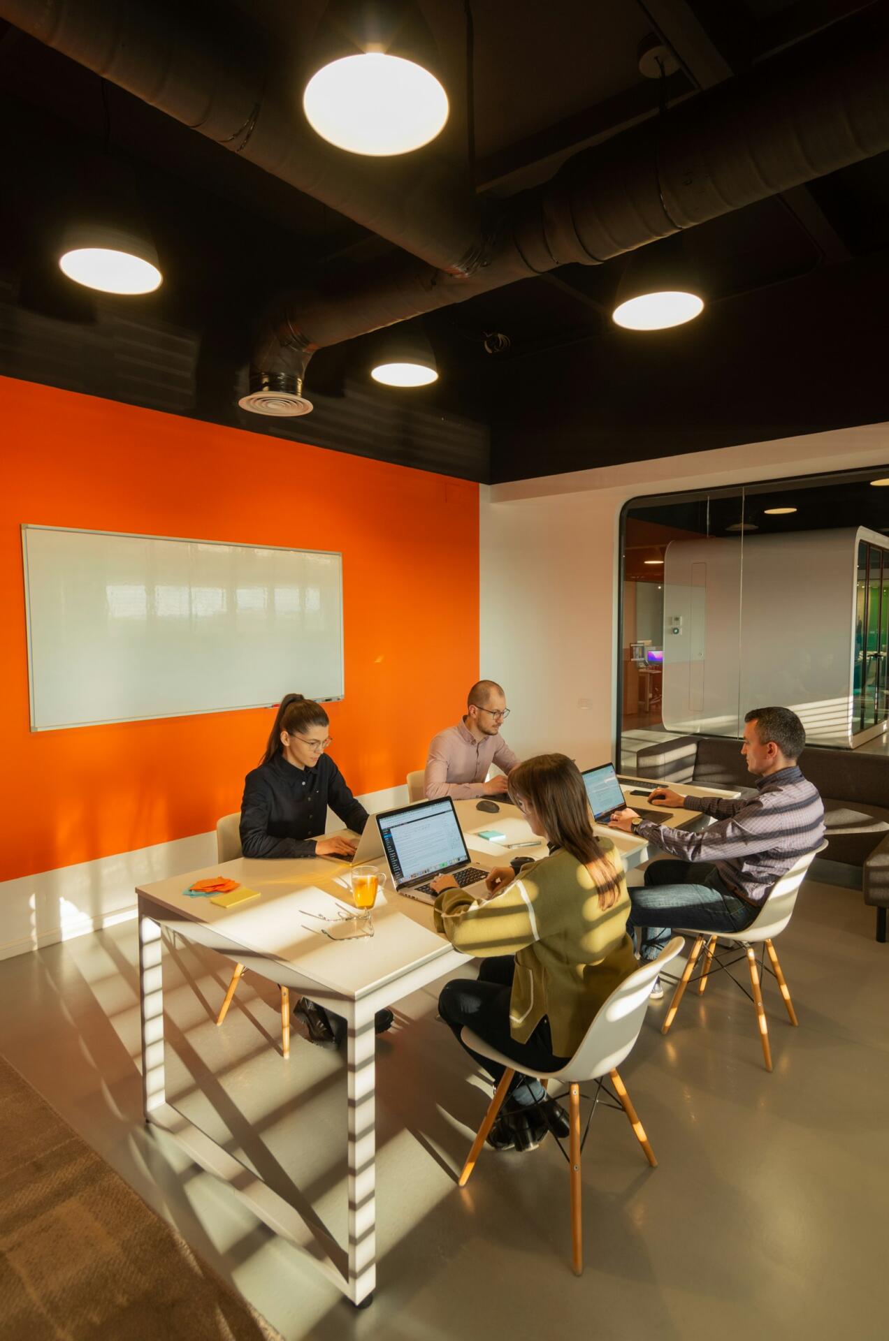 Automatización con IA: equipo de trabajo en una oficina compartida organizando sus pendientes