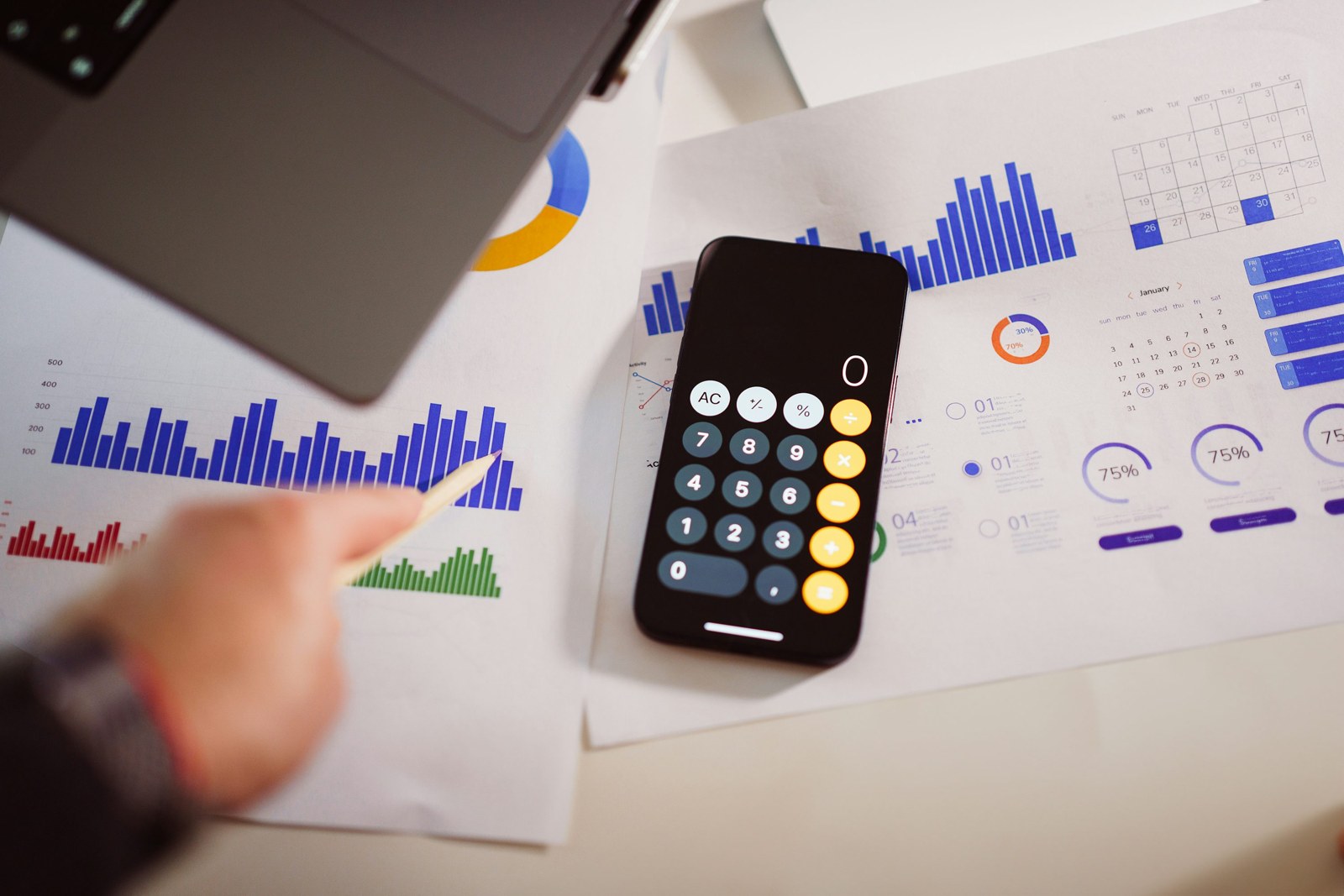 CAC, LTV y churn: calculadora sobre informes de métricas financieras y gráficas