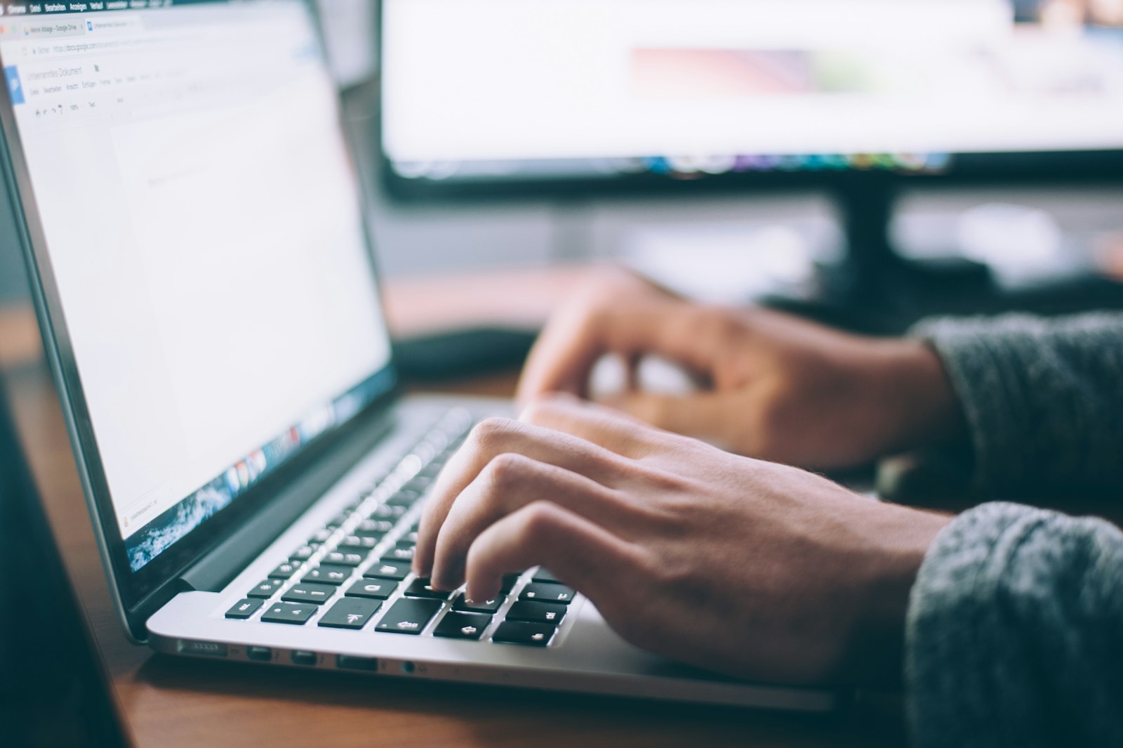 Especialista escribiendo contenido SEO en una laptop: optimización para buscadores y asistentes de IA